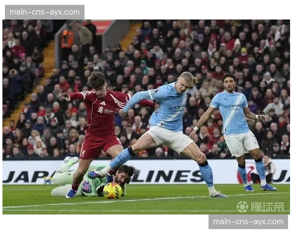 特写镜头：进球后，哈兰德跑向场边与刚刚伤愈的德布劳内紧紧拥抱。