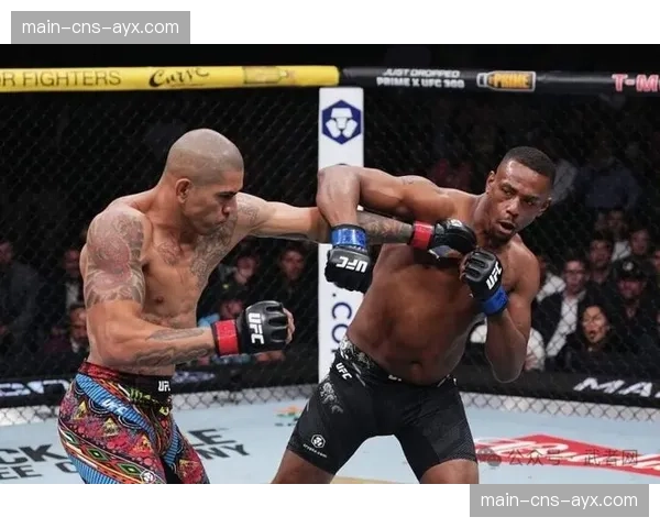 头条主赛结果：佩雷拉首回合左勾拳KO卫冕，赛后与希尔惺惺相惜