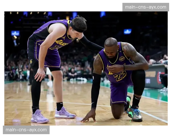 伤病更新：布克因手腕酸痛出战成疑，太阳队外线火力存疑