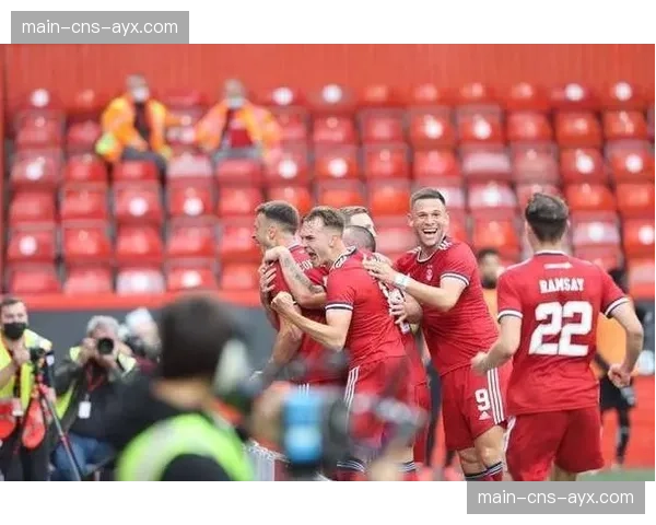 现场观察：图卢兹对阵布雷斯特，主队后卫线通过手势与喊话频繁调整防守模式